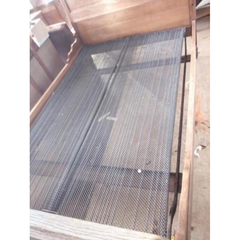 Antiek bed met kaptafel