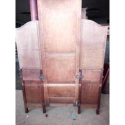 Antiek bed met kaptafel
