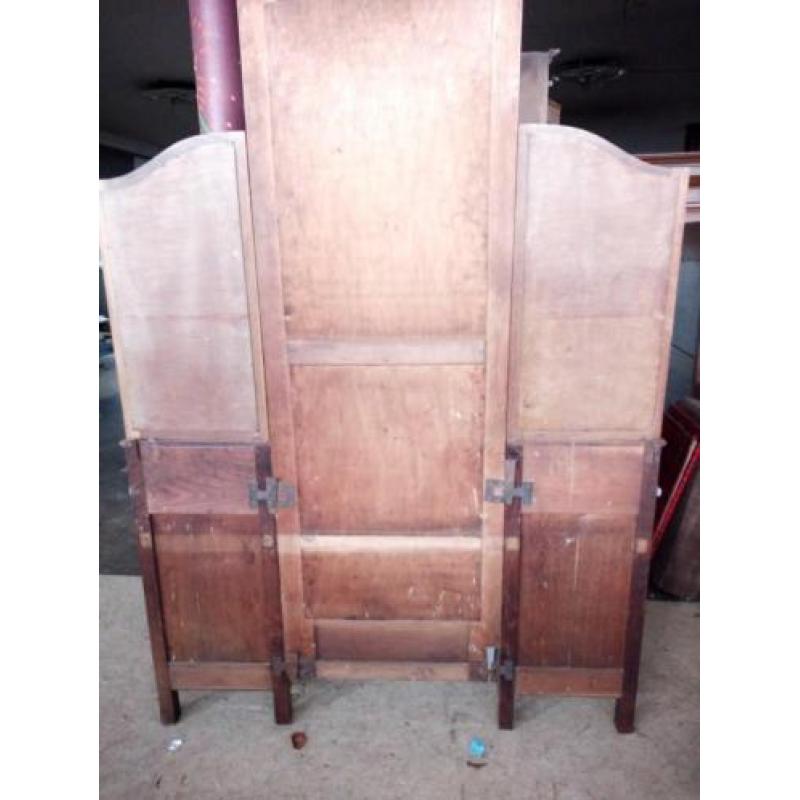 Antiek bed met kaptafel