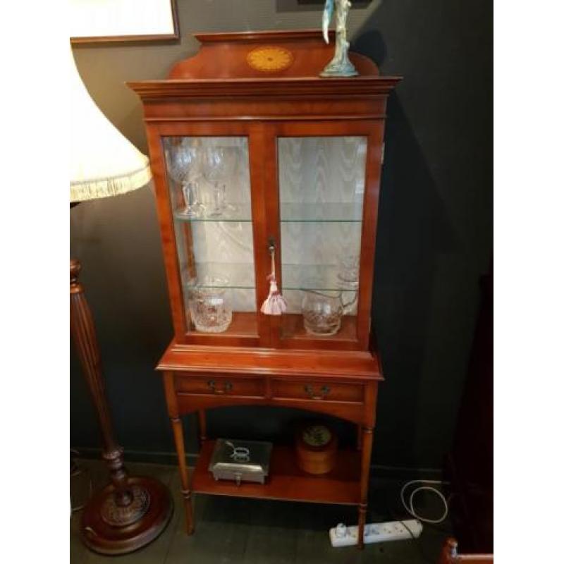Mahonie vitrine kast