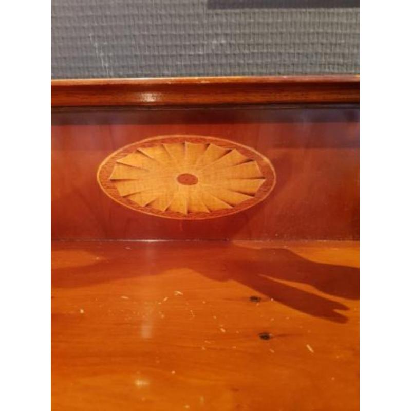Mahonie vitrine kast