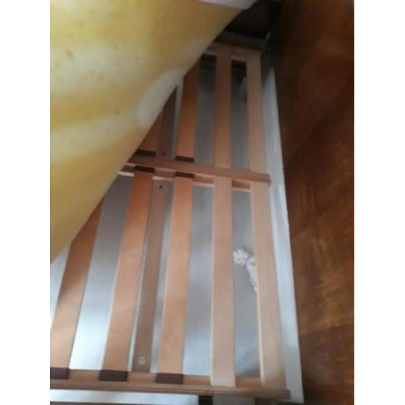 Antieke bed MOET WEG