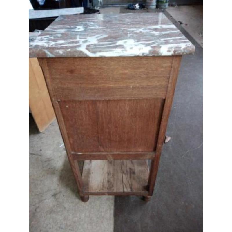 Antiek bed met kaptafel