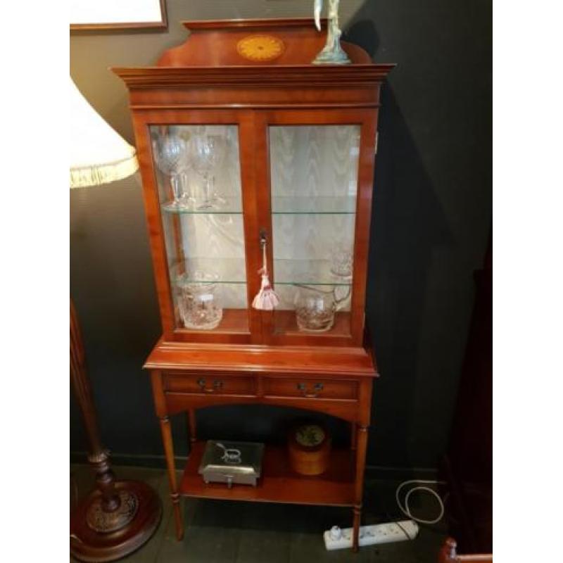 Mahonie vitrine kast