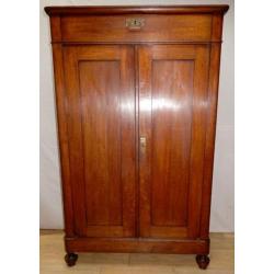 Sfeervolle strakke antieke Biedermeier meidenkast.