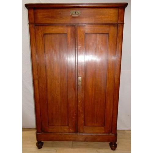 Sfeervolle strakke antieke Biedermeier meidenkast.