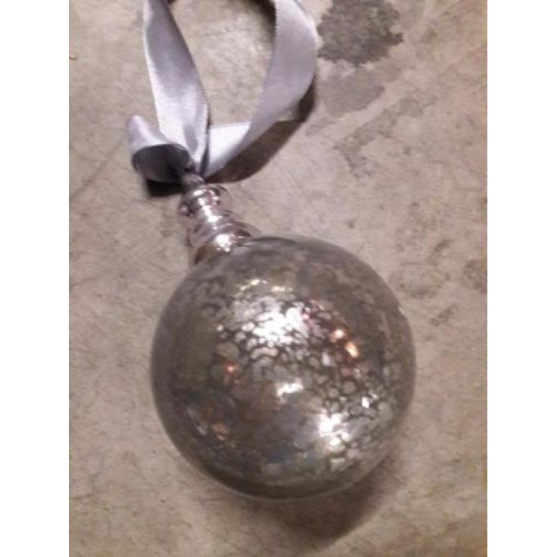 11 zilverachtige mooie bollen
