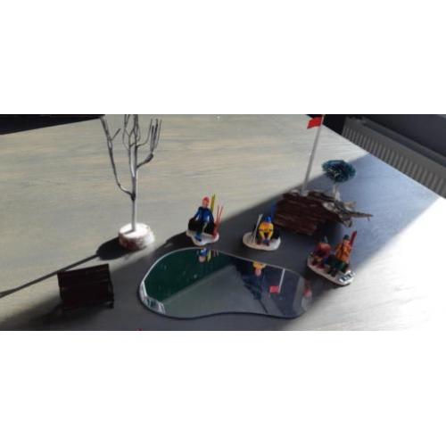 Lemax ijsbaan/skiërs/ bankje/boompje voor kerstdorp