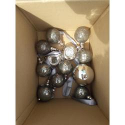 11 zilverachtige mooie bollen