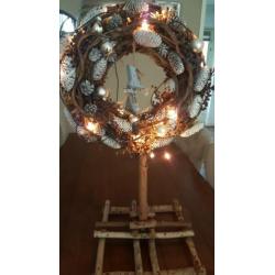 landelijke kerstkrans op standaard met verlichting