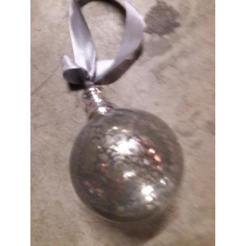 11 zilverachtige mooie bollen