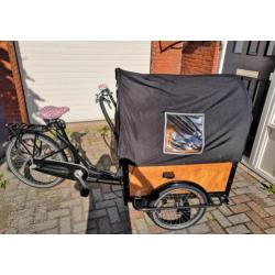 Mooie bakfiets met Maxi-cosi houder en een huif