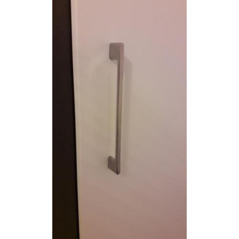 2 Ikea badkamer kasten, donkerbruin met witte deur
