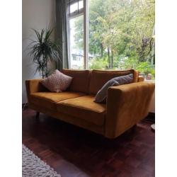 gele bank, velours, 1 jaar oud, 2.5 zits