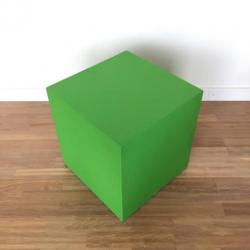 Felgroene design kunststof kubus poef Quinze Milano