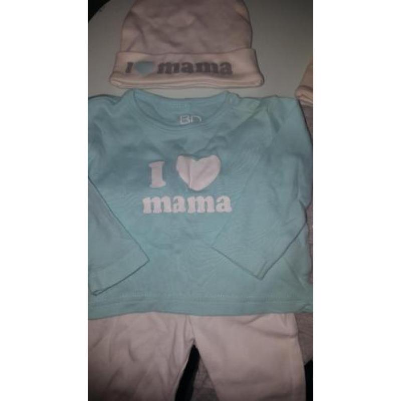 2 hele mooie pakjes met mutsjes in de maat 50/56