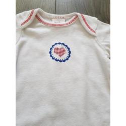BAMBINO witte romper hartje maat 50/56 (KG513)